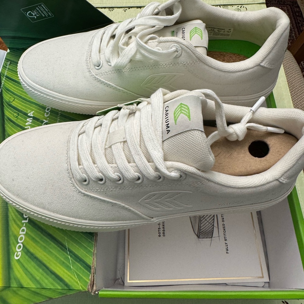 Cariuma White Canvas women’s Sneakers